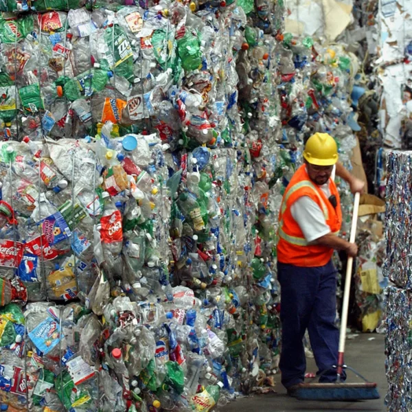 Obrovský odpad z plastových fliaš