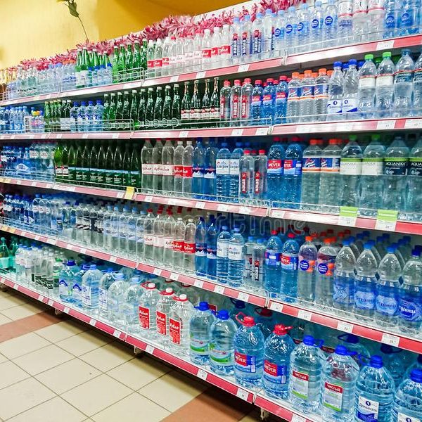 Plastové fľaše v obchode